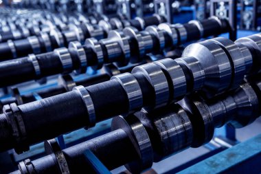 Modern metal fabrikasında metal levha oluşturma makinesi.