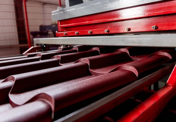 Metalen plaat vormen machine in de moderne metaalbewerking fabriek. — Stockfoto