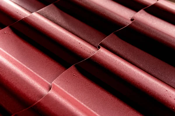 Punainen metallinen kattotiilet tausta vesipisaroita. — kuvapankkivalokuva