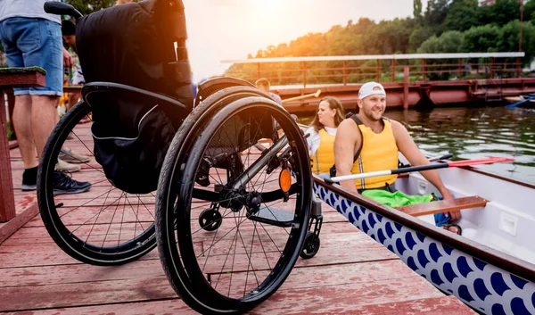 People with disabilities sail on a rowing boat. — Stock Photo, Image