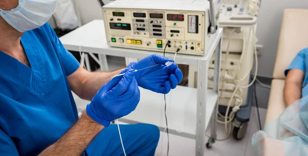 Il cardiologo usa tubi per l'ablazione del catetere a radiofrequenza. — Foto Stock