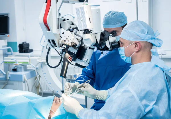 Uma equipe de cirurgiões realizando cirurgia cerebral para remover um tumor. — Fotografia de Stock