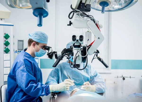 Uma equipe de cirurgiões realizando cirurgia cerebral para remover um tumor. — Fotografia de Stock