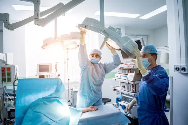 Cirujanos en quirófano tratando de salvar la mano de los pacientes. — Foto de Stock