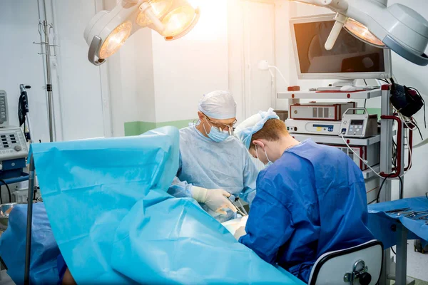 Хирурги в операционной пытаются спасти пациентам руку. — стоковое фото