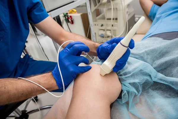 心脏科医生用导管和超声对射频导管进行消融. — 图库照片