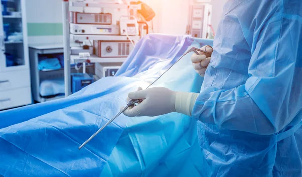Chirurg provádí endoskopickou mikrodisektomii herniovaného intervertebrálního disku. — Stock fotografie