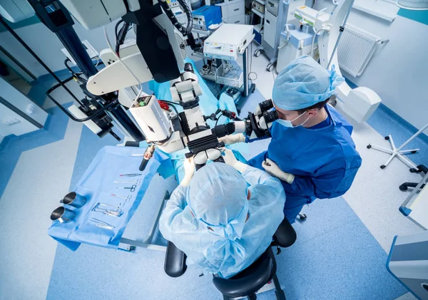 Ett team av kirurger som utför hjärnkirurgi för att avlägsna en tumör. — Stockfoto