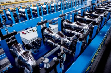 Modern metal fabrikasında metal levha oluşturma makinesi.