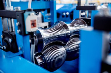 Modern metal fabrikasında metal levha oluşturma makinesi.