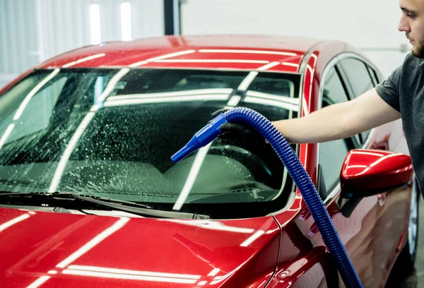Servicearbetare gör automatisk torkning av bilen efter tvätt. — Stockfoto