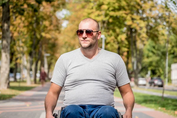 Handicapped man in wheelchair walk at the park alley — Stock Photo, Image