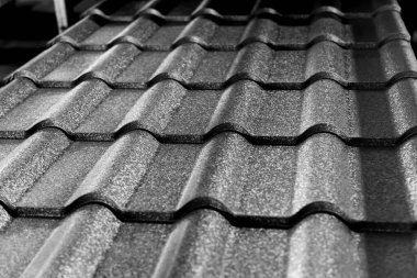 Işık desenli gri metalik kiremitler.