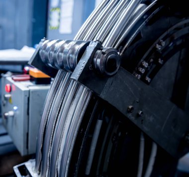 Bükme endüstrisi makinası boru oluşumu yapıyor.