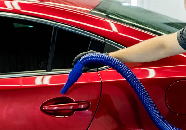 Trabajador de servicio hace secado automático del coche después del lavado. — Foto de Stock