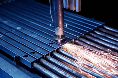 Lazer kesme makinesi borulardaki delikleri kesiyor.