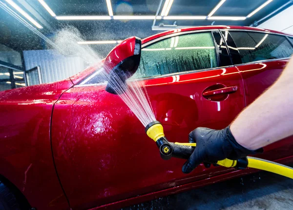 자동차 세차장에서 청소하는 봉사하는 사람들. — 스톡 사진