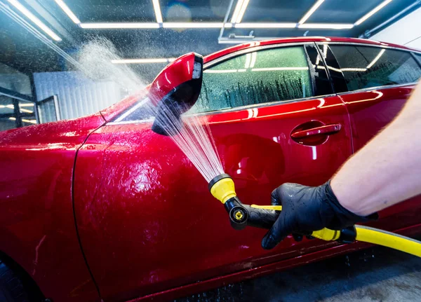 Trabajador de servicio de lavado de coches en un lavado de coches. — Foto de Stock