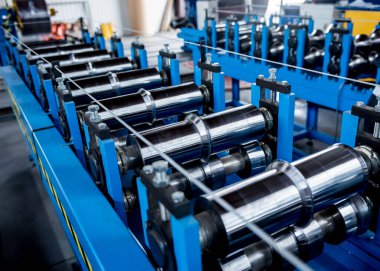 Modern metal fabrikasında metal levha oluşturma makinesi.