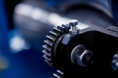 Modern metal fabrikasında metal levha oluşturma makinesi.