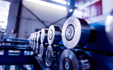 Modern metal fabrikasında metal levha oluşturma makinesi.