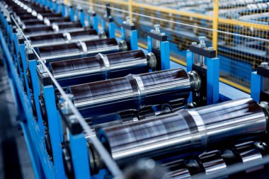 Modern metal fabrikasında metal levha oluşturma makinesi.
