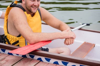 Engelli insanlar sandalda yelken açarlar..