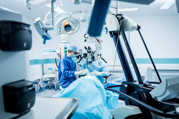 A team of surgeons performing brain surgery to remove a tumor. — Stock Photo, Image