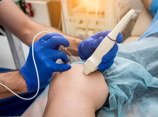 Cardiólogo utiliza tubos y ultrasonido para la ablación del catéter de radiofrecuencia. — Foto de Stock