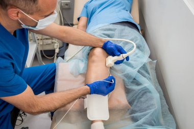 Kardiyolog, radyoaktivite kateter ablasyonu için tüp ve ultrason kullanır..