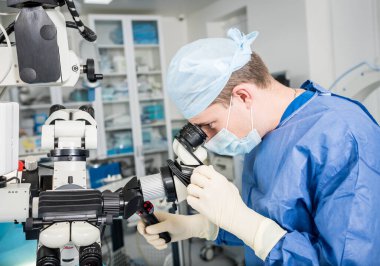 Bir grup cerrah tümörü almak için beyin ameliyatı yapıyor..