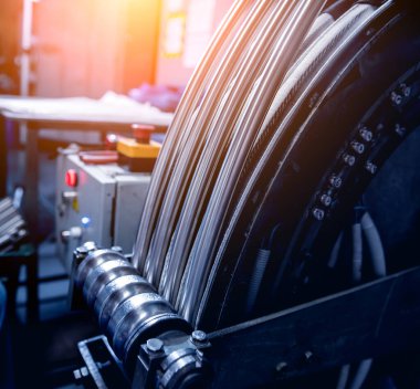 Bükme endüstrisi makinası boru oluşumu yapıyor.