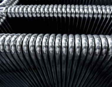 Metal boru inşaatının endüstriyel arka planı.