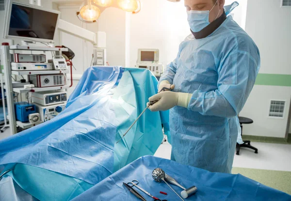 Il chirurgo esegue la microdiscectomia endoscopica del disco intervertebrale erniato. — Foto Stock