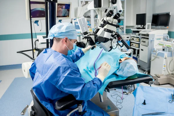 Tympanoplastie pour restaurer l'intégrité de la membrane tympanique dans la mésotympanite. — Photo