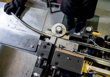 Bükme endüstrisi makinası boru oluşumu yapıyor.