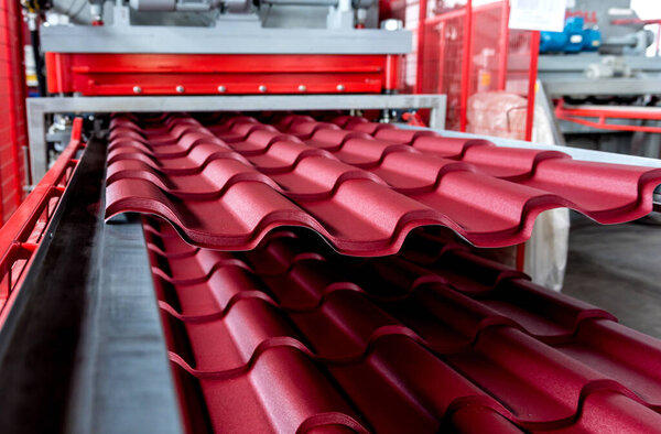 Станок для формования листового металла на современном заводе.