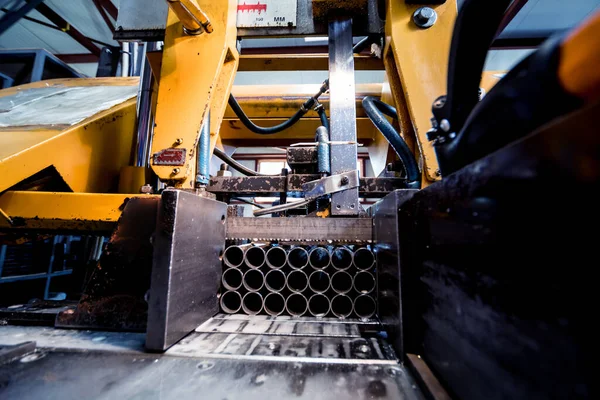 Automatisk bandsåg maskin med vatten kylvätska skära metallrör. — Stockfoto