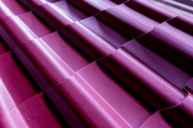 Hafif desenli mor metalik çatı kiremitleri.