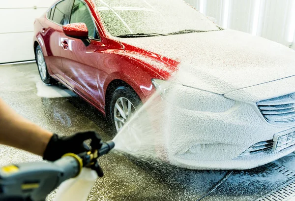 Pracovník mytí auta s aktivní pěnou na mytí aut. — Stock fotografie