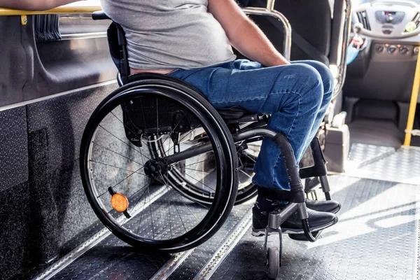 En man i rullstol i ett specialfordon — Stockfoto