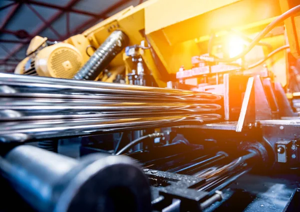 Automatische bandzaagmachine met waterkoeler snijdende metalen buizen. — Stockfoto