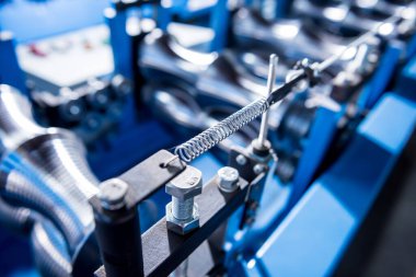 Modern metal fabrikasında metal levha oluşturma makinesi.