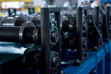 Modern metal fabrikasında metal levha oluşturma makinesi.