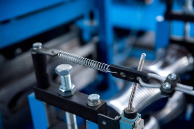 Modern metal fabrikasında metal levha oluşturma makinesi.