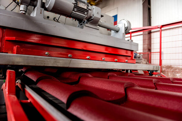 Станок для формования листового металла на современном заводе.