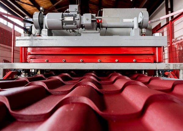 Станок для формования листового металла на современном заводе.