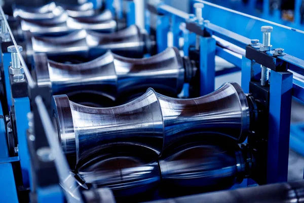 현대식 금속 공장에서 기계를 만드는 철판. — 스톡 사진