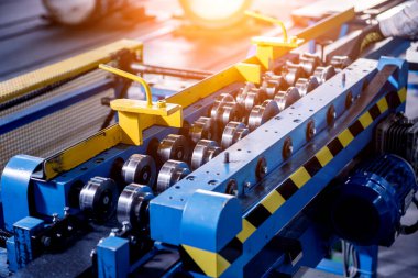 Modern metal fabrikasında metal levha oluşturma makinesi.