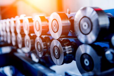 Modern metal fabrikasında metal levha oluşturma makinesi.